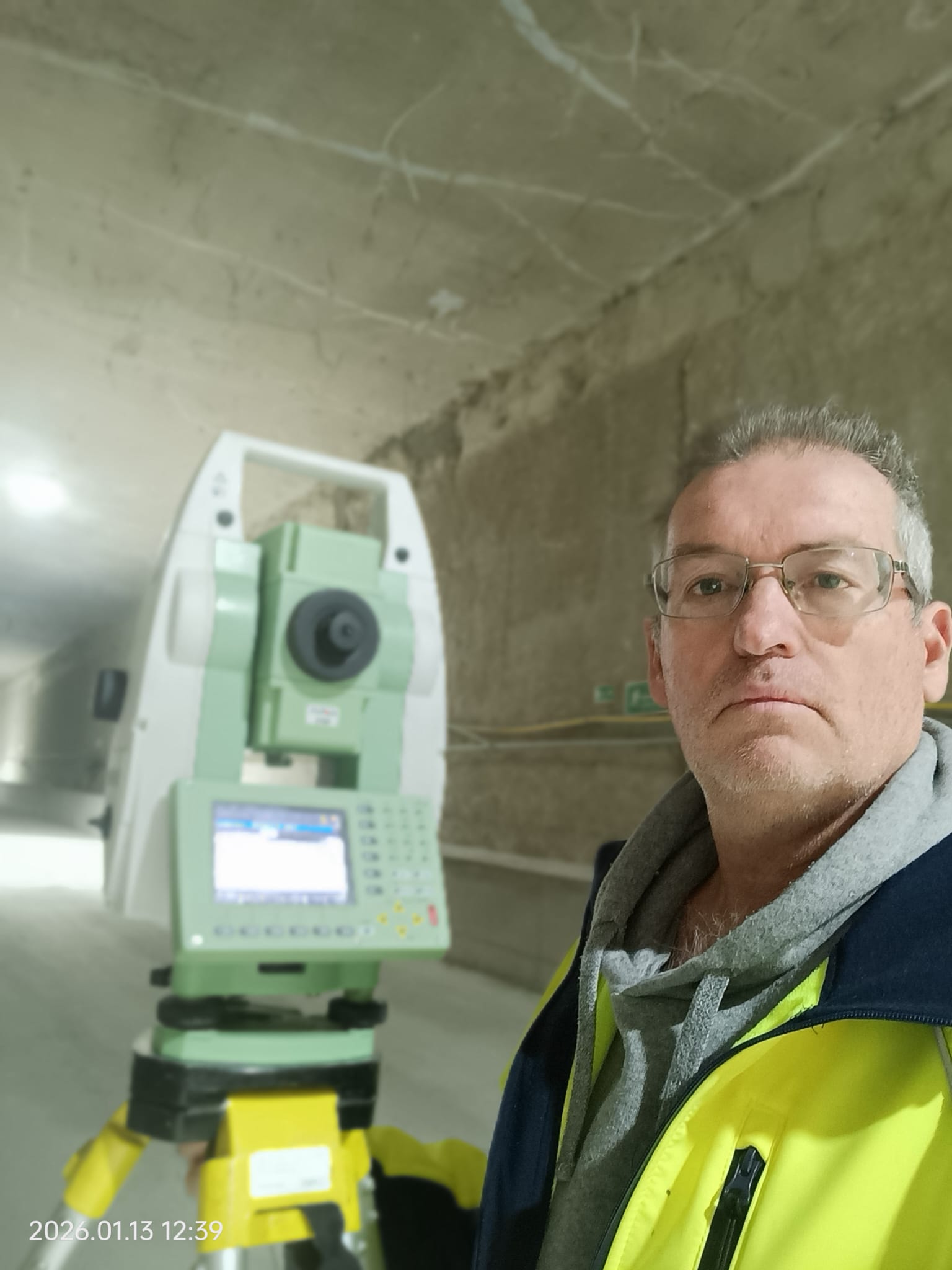 Alejandro Rodríguez-Belza Martín, topógrafo en Almería, con estación total Leica