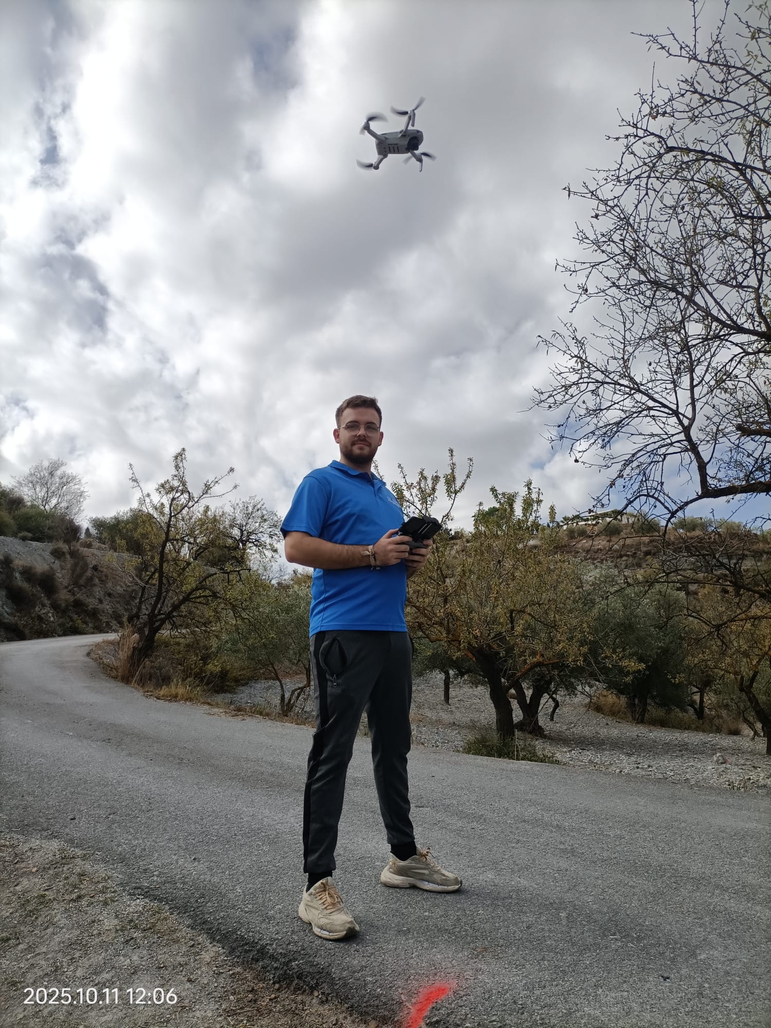 Piloto operando dron DJI para vuelo fotogramétrico topográfico