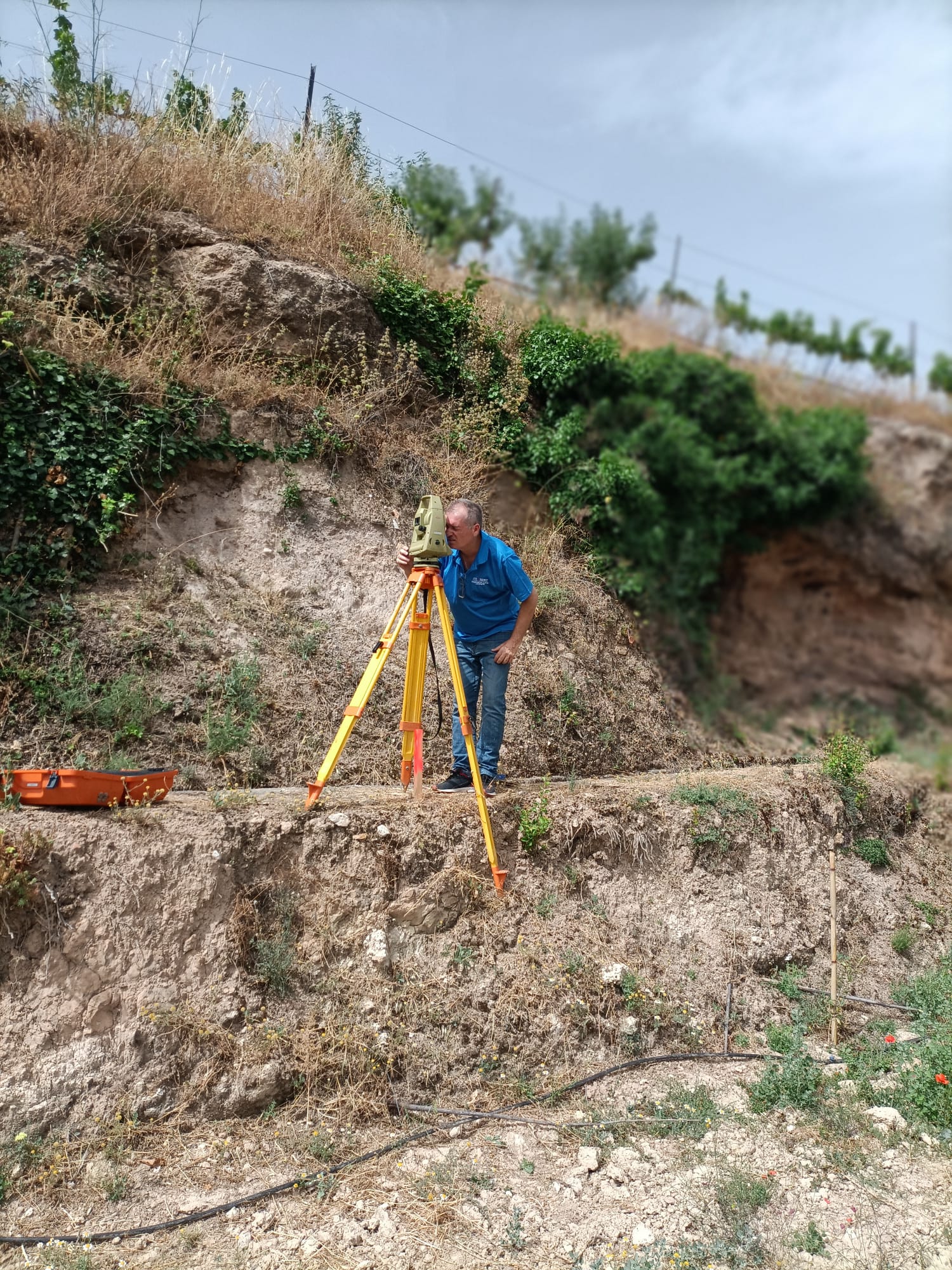 Estación total Leica en obra topográfica, Almería